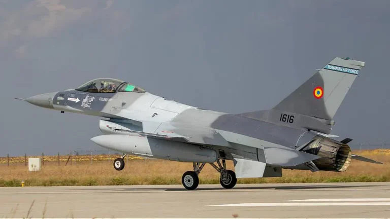 Румунія піднімала у повітря винищувачі F-16 через атаку рф на УкраїнуЧерез атаку рф на Ізмаїл Румунія піднімала два винищувачі F-16 для моніторингу ситуації. На Одещині дрон влучив у склад,
постраждалих немає.Війна в Україні • 19 травня, 05:47 • 3064 перегляди