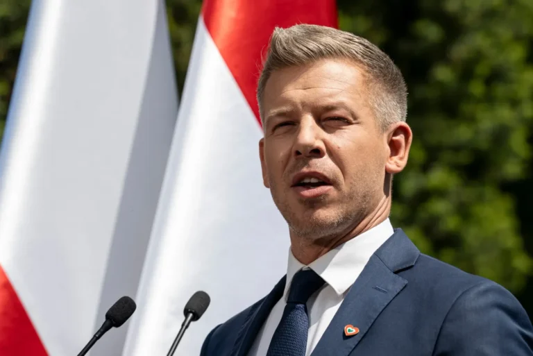 Новий прем’єр Угорщини заявив про “цілі цвинтарі” проблем у бюджеті після ОрбанаМадяр заявив про викривлення бюджету та сумнівні контракти уряду Орбана. Прем’єр планує скоротити витрати та розблокувати 10
мільярдів євро від ЄС.Політика • 23 травня, 22:55 • 4642 перегляди
