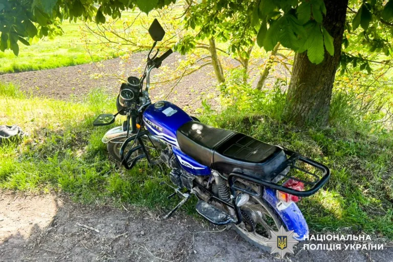 На Рівненщині в ДТП травмувалися водій мотоцикла та троє пасажирів, серед них – двоє дітей