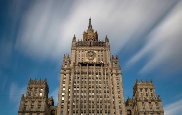 У мзс рф пригрозили системними ударами по Києву та закликали іноземців виїхатимзс рф "анонсувало" удари по підприємствах ВПК та центрах прийняття рішень у Києві. Іноземців закликали виїхати, а в РНБО назвали
це терором цивільних.Війна в Україні • 14:26 • 3098 перегляди