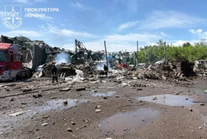 росіяни вдарили ракетою по підприємству в Дергачах, двоє загиблих і багато поранених