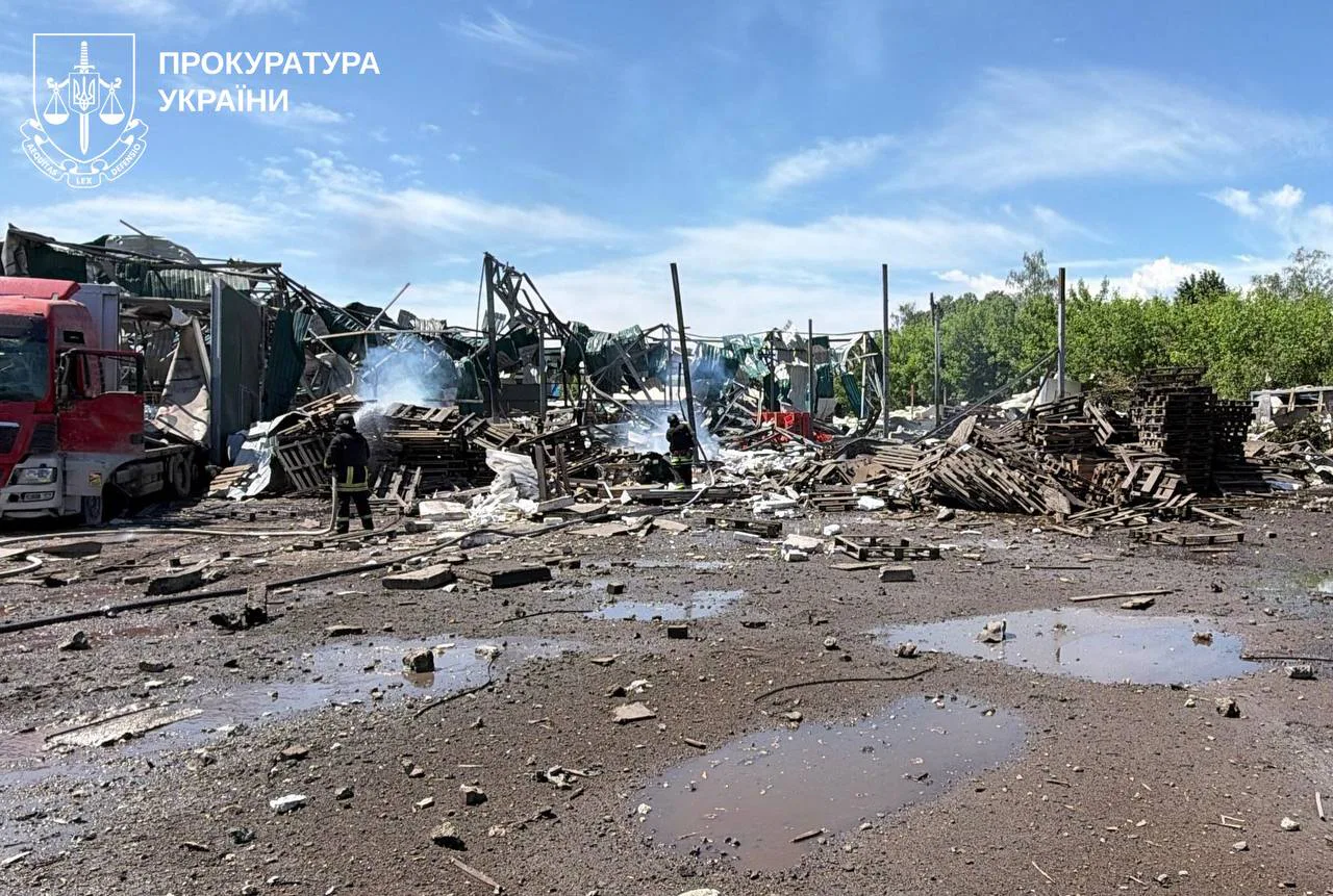 росіяни вдарили ракетою по підприємству в Дергачах, двоє загиблих і багато поранених