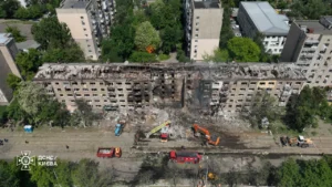 ДСНС показала, як зараз виглядає місце удару рф у Києві