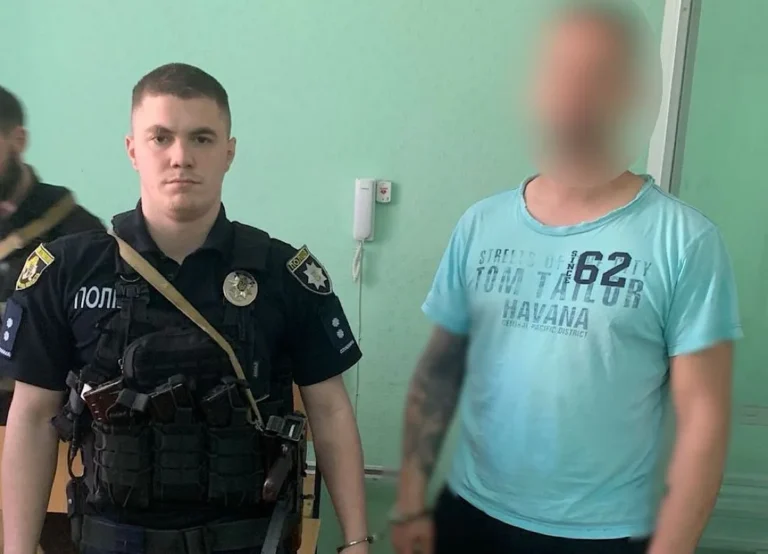 На Дніпропетровщині чоловіка підозрюють у вбивстві дядька з рушниціУ Нікопольському районі 30-річний чоловік убив свого дядька пострілом у голову. Поліція затримала підозрюваного, йому обрали
запобіжний захід.Суспільство • 30 травня, 07:21 • 5325 перегляди