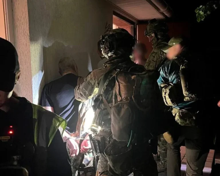 Водій під час суперечки на дорозі у Києві вистрілив опоненту в живіт – поліціяПід час суперечки за пріоритет на дорозі водій тричі вистрілив у 41-річного чоловіка. Потерпілого госпіталізували, а стрілка
затримали на Київщині.Київ • 1 червня, 05:24 • 34572 перегляди