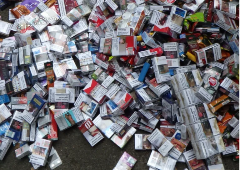 У Києві двоє чоловіків обікрали кіоски з цигарками на майже 300 тис. грнУ Києві затримали чоловіків за крадіжку тютюну на 300 тисяч гривень. За скоєне їм загрожує до восьми років тюремного ув’язнення.Київ • 1 червня, 08:39 • 5382 перегляди