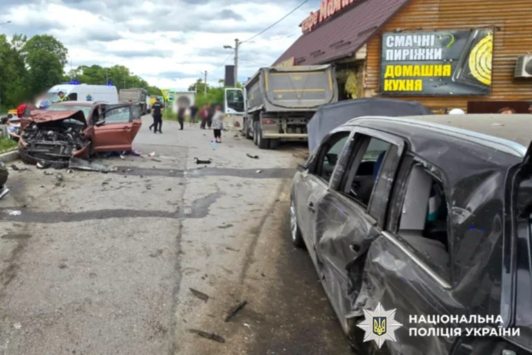Вантажівка протаранила автівки і влетіла у кафе на Хмельниччині – є загибла і поранені, водій отримав підозру