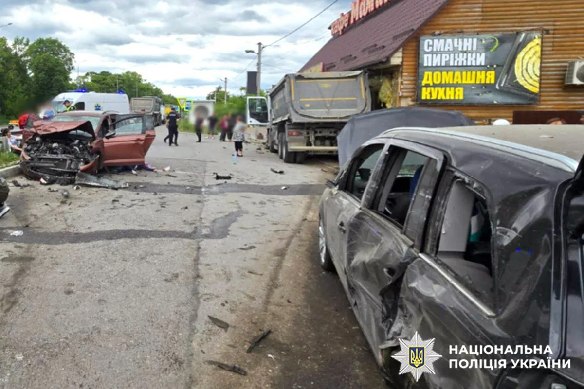 Вантажівка протаранила автівки і влетіла у кафе на Хмельниччині - є загибла і поранені, водій отримав підозру