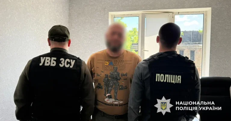 Працівники ТЦК у Дніпрі викрали чоловіка, а коли йому стало погано – викинули біля смітника. Двоє з них отримали підозриУ Дніпрі військові ТЦК викрали чоловіка та викинули його біля смітника у важкому стані. Двом фігурантам уже оголосили підозру за
викрадення людини.Кримінал • 1 червня, 12:35 • 3504 перегляди