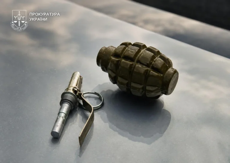 У Києві підозрюваний у справі про нарколабораторії погрожував гранатою під час обшукуУ Києві чоловік погрожував поліції гранатою під час обшуку в гаражі. У нього вилучили зброю та наркотики, підозрюваного
заарештували на 60 діб.Київ • 1 червня, 14:05 • 3386 перегляди