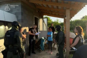 Багатодітна матір на Закарпатті знімала порно із 13-річною донькою, її відправили під варту