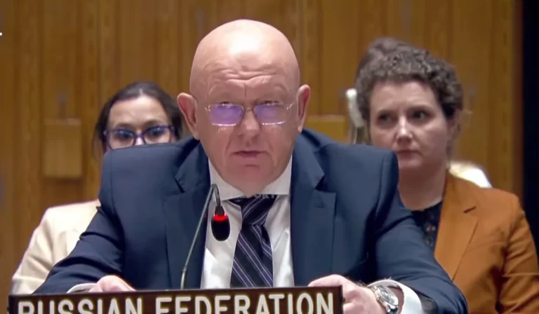 небензя в ООН заперечив удар російського дрона по житловому будинку в Румуніїнебензя в ООН заперечив влучання дрона рф у будинок в Румунії через малі руйнування. Румунська влада раніше підтвердила факт атаки
та пожежу.Політика • 1 червня, 22:53 • 6984 перегляди