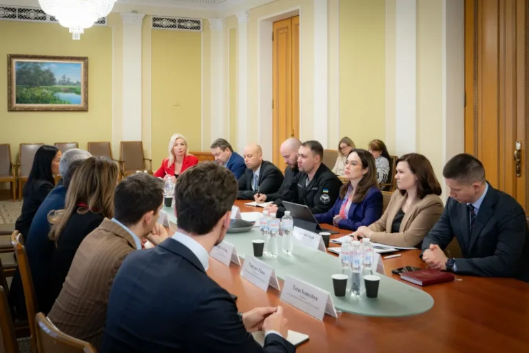 Україна налаштована продовжувати структурні реформи – Буданов зустрівся із місією МВФКирило Буданов обговорив із місією МВФ структурні реформи та фінансову стійкість. Україна продовжує виконання програми EFF та
боротьбу з корупцією.Економіка • 3 червня, 17:41 • 2364 перегляди