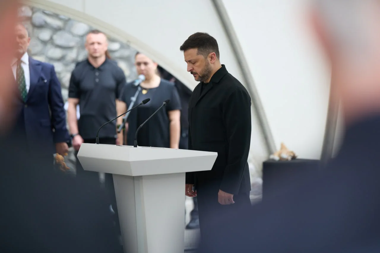 Зеленський разом з Першою леді вшанував пам