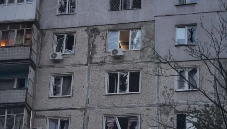 Ворог вдарив дронами по багатоповерхівці у Запоріжжі: 10 поранених