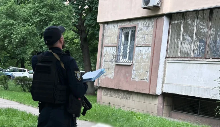 Викинув собаку з шостого поверху – киянину оголосили про підозруУ Києві п'яний власник викинув собаку породи Бішон з шостого поверху, тварина загинула. Йому оголосили підозру, загрожує до восьми
років ув'язнення.Суспільство • 10 червня, 16:48 • 8196 перегляди