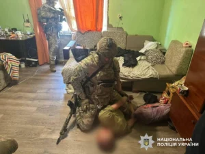 В Ужгороді озброєний чоловік забарикадувався з дружиною та дитиною у будинку, КОРД провів спецоперацію
