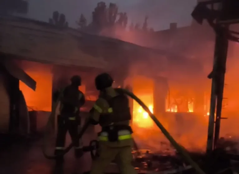 ЕксклюзивНаслідки атаки на Київ: горять МАФи на Шулявці, під ударом кіностудія імені ДовженкаУ ніч на 15 червня через атаку ворога виникли пожежі у Шевченківському та Солом'янському районах. Вогонь охопив МАФи на Шулявці та
кіностудію імені Олександра Довженка.Війна в Україні • 02:32 • 13337 перегляди