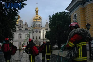 У Лаврі та Мистецькому арсеналі у Києві триває гасіння пожеж після масованого удару рф