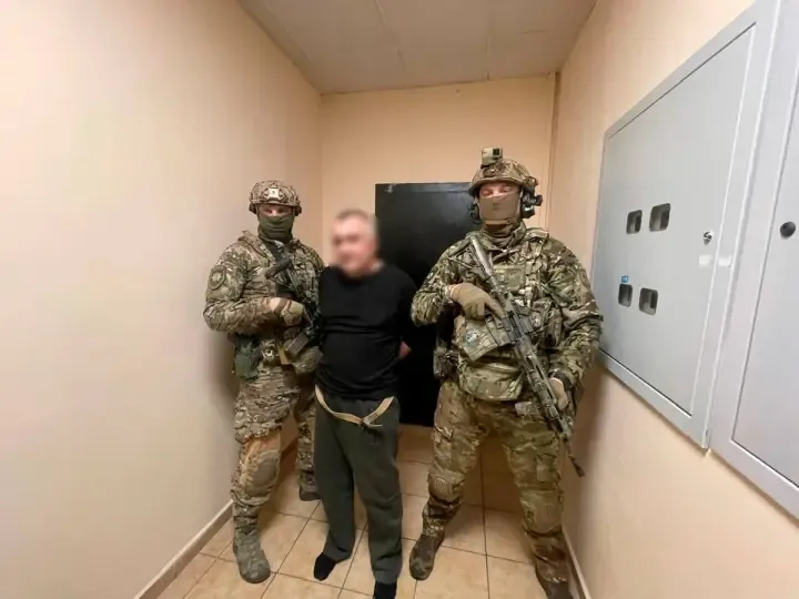 Суд виніс вирок у справі про вбивство відомого активіста Ганула в ОдесіПриморський суд Одеси визнав винним Сергія Шалаєва у вбивстві активіста Дем'яна Ганула. Йому призначили довічне позбавлення волі з
конфіскацією майна.Суспільство • 19 червня, 09:58 • 2676 перегляди