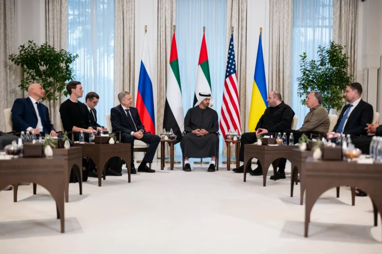 Україна, команда Трампа та росія відновили неформальні контакти, обговорюється двоетапне припинення вогню – The Economist