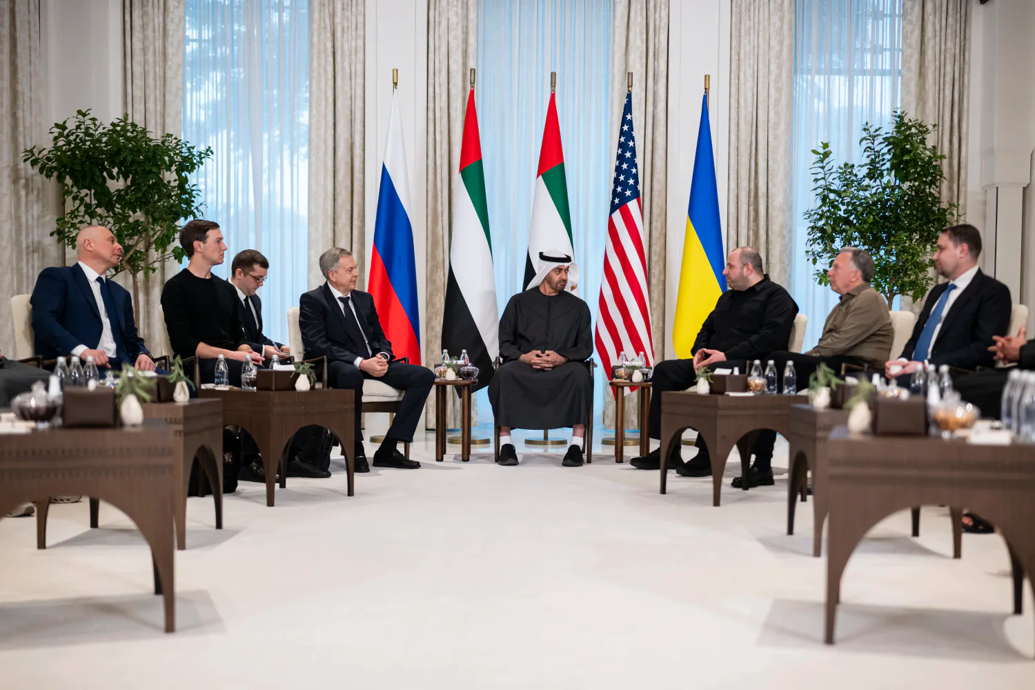 Україна, команда Трампа та росія відновили неформальні контакти, обговорюється двоетапне припинення вогню - The Economist