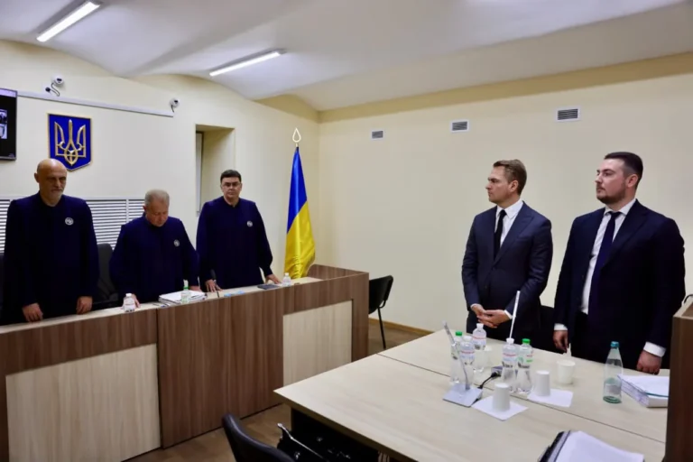 Довічне отримав чоловік за ґвалтування трьох падчерок – рішення домоглися в апеляції, обвинувачення підтримав Генпрокурор Кравченко50-річного чоловіка засудили до довічного ув'язнення за ґвалтування трьох малолітніх падчерок. Прокуратура оскаржила первинний
вирок у 15 років.Суспільство • 19 червня, 11:03 • 3436 перегляди