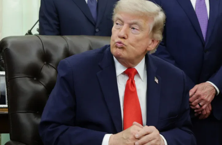 Трамп похвалив Нетаньягу після відновлення перемир'я між Ізраїлем та "Хезболлою"Президент США Дональд Трамп похвалив прем'єр-міністра Ізраїлю Біньяміна Нетаньягу після поновлення перемир'я між Ізраїлем та
угрупованням "Хезболла" в Лівані. Трамп назвав Нетаньягу "прем'єр-міністром-воїном" та закликав віддати йому належне.Політика • 02:17 • 1924 перегляди