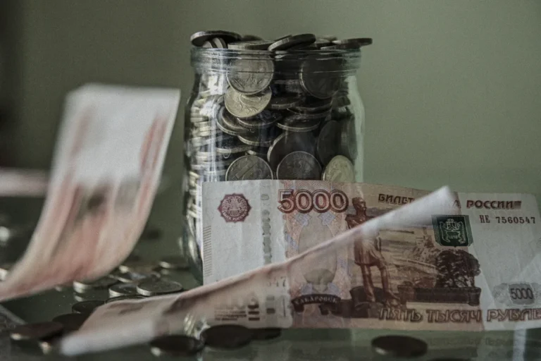 У рф масово повертаються до готівки через кризу довіри до банків – розвідка