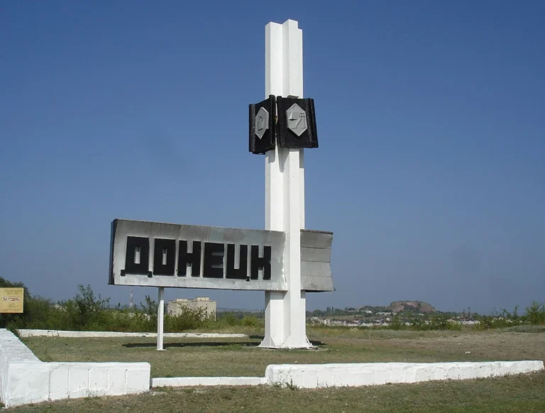 В окупованому Донецьку людей виселяють із власних квартир, визнаних "аварійними" – ЦНСОкупаційні комісії в Донецьку визнають "аварійними" будинки навіть з мінімальними пошкодженнями. Мешканців змушують переселятися
до гуртожитків, ризикуючи втратити право власності без компенсацій.Суспільство • 5 липня, 13:50 • 4844 перегляди