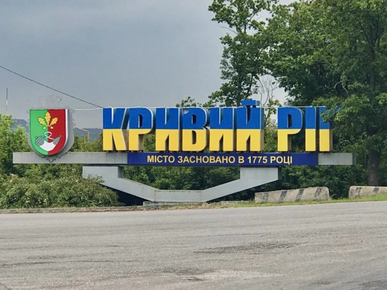 У Кривому Розі сталась сутичка між цивільними жінками та чоловіками у військовій формі, пролунала стрілянина – ЗМІ
