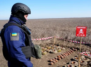Після загибелі двох співробітників на Херсонщині NPA призупинила розмінування в Україні