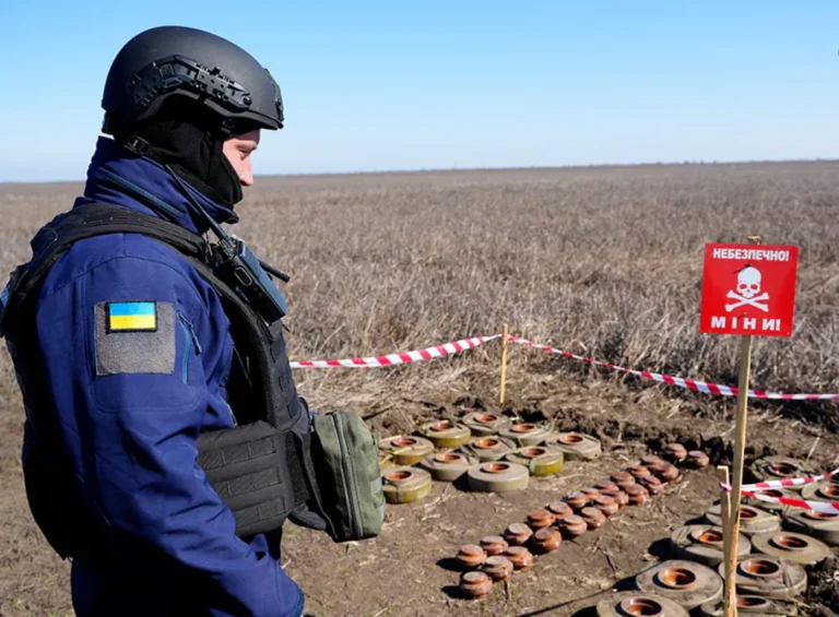 Після загибелі двох співробітників на Херсонщині NPA призупинила розмінування в УкраїніНорвезька гуманітарна організація Norwegian People's Aid тимчасово зупинила всі операції з розмінування в Україні. Рішення
ухвалено після загибелі двох працівників внаслідок російського удару на Херсонщині 24 червня.Війна в Україні • 24 червня, 21:38 • 17477 перегляди