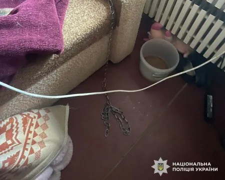 Мати утримувала 7-річного сина на ланцюгу на Дніпровщині – прокуратура