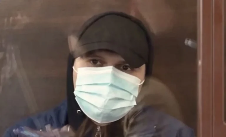 Зґвалтував і вбив жінку та її 13-річну доньку – житомирянина засудили до довічного ув'язненняПрокурори довели законність довічного ув'язнення для мешканця Житомира, який у 2021 році вбив матір та її неповнолітню доньку. Злочинець зґвалтував жінку, пограбував її, завдав численних ножових поранень і підпалив квартиру.Суспільство • 26 червня, 08:14 • 3426 перегляди