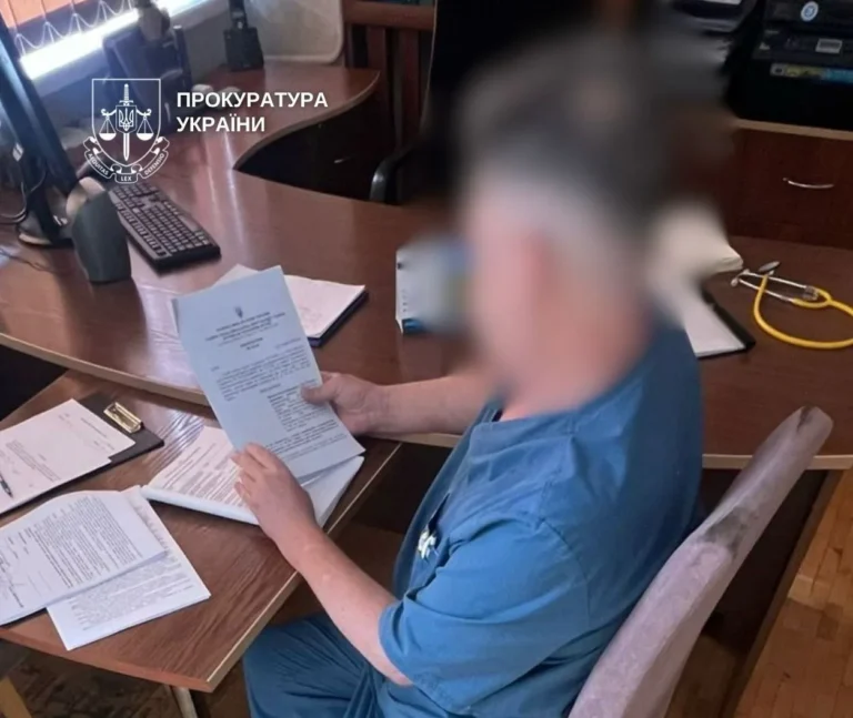 У Києві лікарю повідомили про підозру через смерть військового з непоміченим переломом