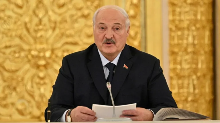 лукашенко заявив, що не відправлятиме білорусів на війну проти Україниолександр лукашенко запевнив, що влада не має наміру посилати білорусів на війну. Він звинуватив Захід у мілітаризації та
затягуванні конфлікту.Війна в Україні • 6 липня, 12:50 • 3370 перегляди