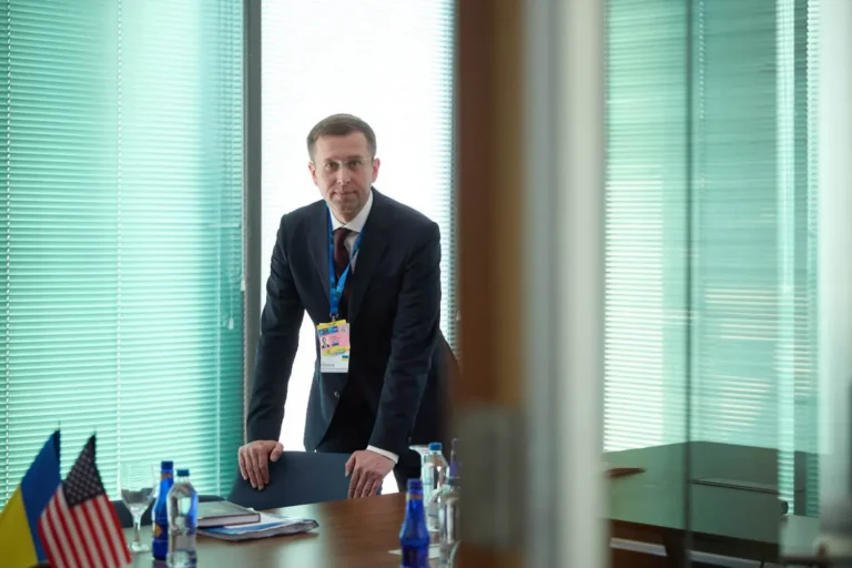 Корецький представив фракції “Слуга народу” бачення роботи уряду, його досвід вважають корисним – Арахамія