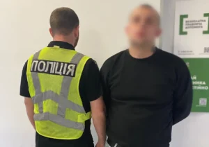 Погрожував пістолетом та побив чоловіка - у Києві після ДТП затримали водія мікроавтобуса