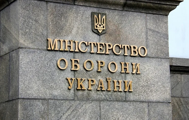 ЕксклюзивЗміна уряду: чи зашкодить Україні заміна міністра оборониПісля відставки уряду через звільнення прем'єра Свириденко, майбутнє міністра оборони Федорова невизначене. Президент Зеленський
ще не ухвалив рішення, а серед можливих кандидатів називають Клименка та Буданова.Війна в Україні • 15 липня, 13:53 • 52900 перегляди