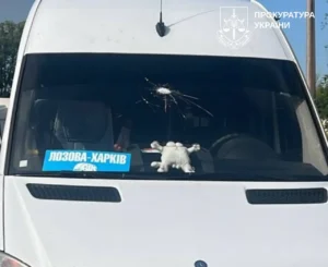 У передмісті Харкова ударом рф дроном зачепило мікроавтобус, четверо поранених