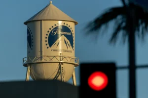 Суд у США продовжив паузу в угоді Paramount і Warner Bros. на $110 млрд
