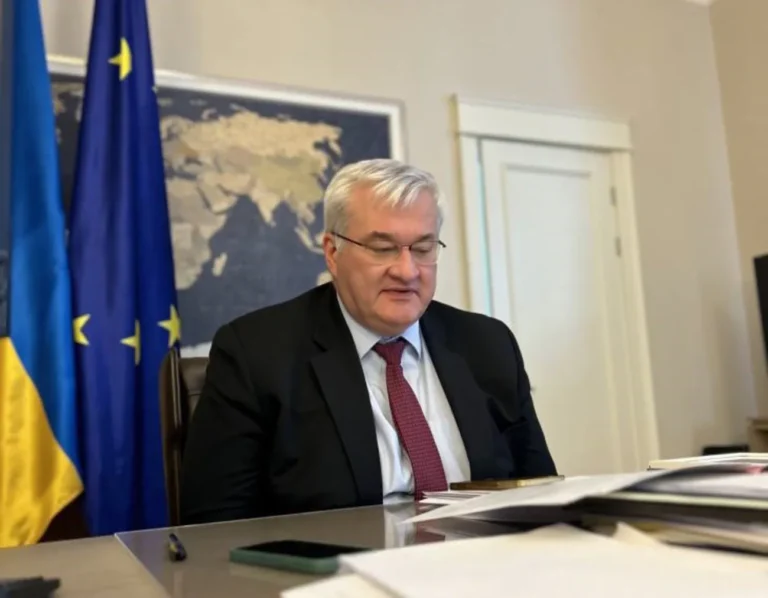 Сибіга обговорив із главою МЗС Угорщини підготовку зустрічі лідерівГлава МЗС України Андрій Сибіга провів телефонну розмову з віцепрем'єркою Угорщини Анітою Орбан. Сторони обговорили безпекову
ситуацію в Чорному морі та питання національних меншин.Політика • 24 липня, 11:05 • 2684 перегляди