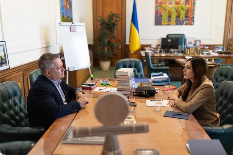 В ОП сказали, що для них буде честю прийняти Трампа та його переговірників у Києві – ЛумерАмериканська блогерка Лора Лумер під час візиту до Києва зустрілася із заступником глави ОП Сергієм Кислицею і отримала запевнення
– українська сторона готова прийняти президента США Дональда Трампа та його спецпредставників. Політика • 15:41 • 2156 перегляди