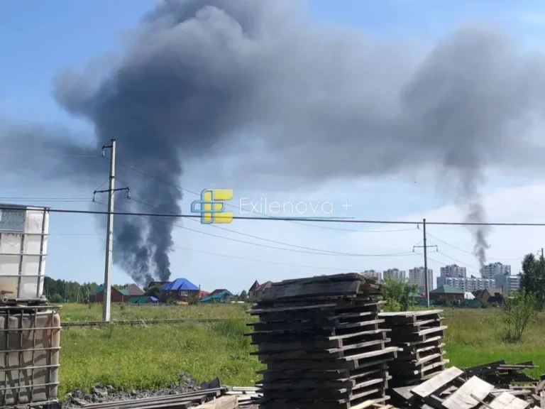 За 2000 км від кордону: у рф фіксують удар по Тюменському НПЗ