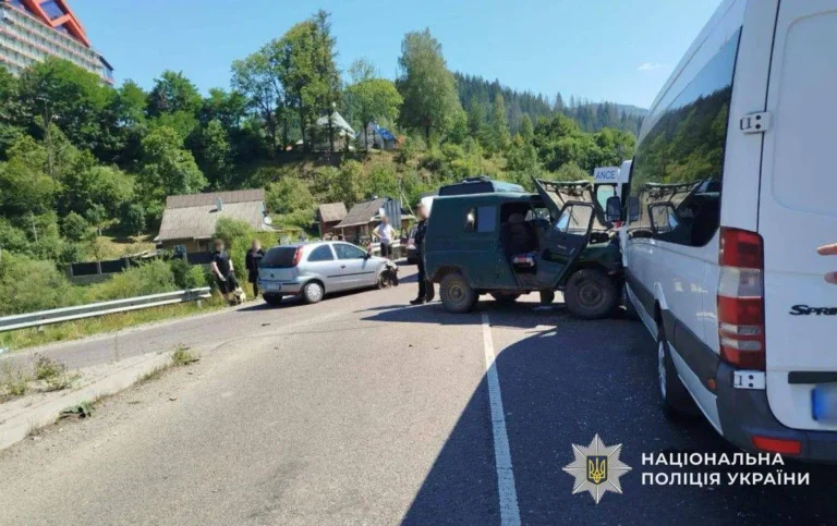 На Закарпатті в аварії з трьома авто постраждали 13 людей, серед них дітиУ селі Сойми на Закарпатті зіткнулися три автомобілі, внаслідок чого постраждали 13 людей, включаючи чотирьох дітей. Водії були
тверезими, поліція розпочала розслідування.Суспільство • 1 серпня, 16:44 • 7934 перегляди