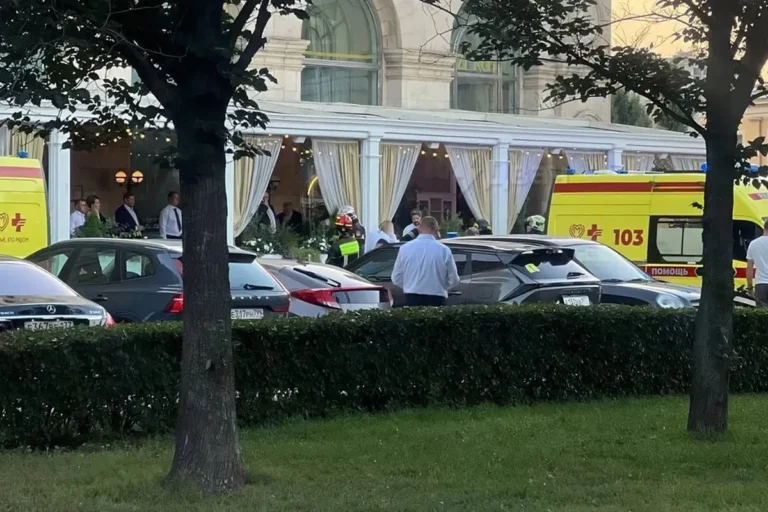 Вибух у ресторані у москві: невідома підірвала саморобний вибуховий пристрій – антитерористичний комітет рфУ ресторані в москві стався вибух саморобного пристрою. Загинули троє людей, 21 поранений.Кримінал • 1 серпня, 20:40 • 12635 перегляди