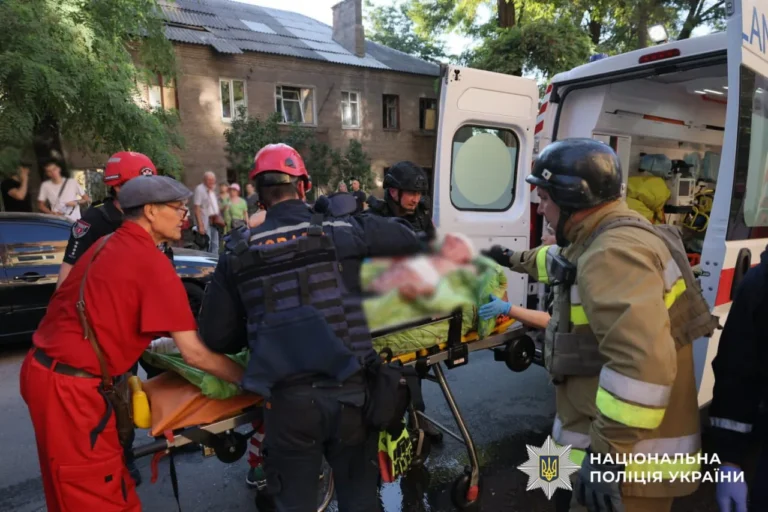 У Запоріжжі кількість поранених у результаті атак рф зросла до 21Російські війська ввечері завдали ударів керованими авіабомбами по житлових кварталах обласного центру. Відомо про одного
загиблого та 21 пораненого, серед яких двоє неповнолітніх.Війна в Україні • 17:41 • 2700 перегляди