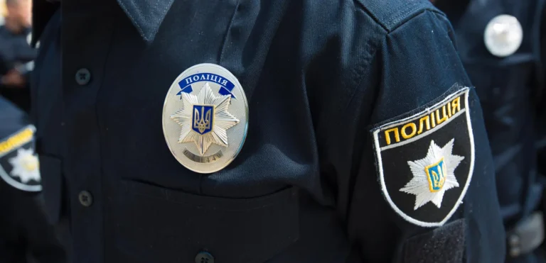 Стріляв у співробітників ТЦК під час заходів з оповіщення: в Одесі поліція шукає стрільцяВ Одесі невідомий здійснив кілька пострілів з пістолета у співробітників ТЦК під час оповіщення населення. Четверо працівників ТЦК
отримали поранення, поліція шукає стрільця.Кримінал • 18:52 • 1480 перегляди
